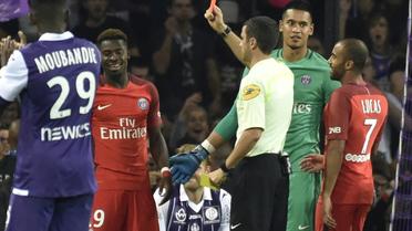 L'arbitre Franck Schneider montre le carton rouge à Serge Aurier, le 23 septembre 2016 lors du match à Toulouse [PASCAL PAVANI / AFP]