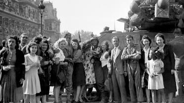 Août 1944, les Parisiens et Parisiennes accueillent les troupes libératrices de la 2ème DB du général Leclerc, place de l'Hôtel de ville [- / AFP]