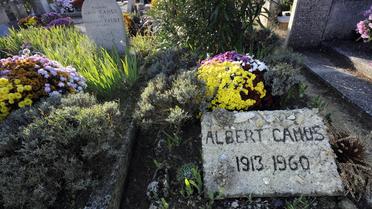 Photo prise le 21 novembre 2009 au cimetière de Lourmarin de la tombe où est enterré l'écrivain français Albert Camus. [Anne-Christine Poujoulat / AFP/Archives]