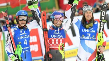 L'Américaine Mikaela Shiffrin (c) pose bras levés après avoir remporté le slalom de Semmering en Autriche, le 29 décembre 2018 [ROLAND SCHLAGER / APA/AFP]