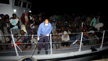 Des migrants, secourus en mer le 24 juin 2018 par les garde-côtes libyens, arrivent dans une base navale à Tripoli. [MAHMUD TURKIA / AFP]