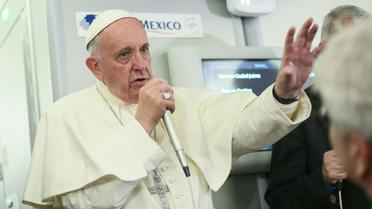 Le pape Francçois parle aux journalistes à bord du vol entre le Mexique et l'Italie, le 18 février 2016 [ALESSANDRO DI MEO / POOL/AFP]