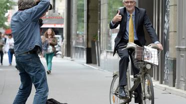 Le Britannique Brian Cookson sur un vélib' à Paris, le 24 juin 2013 [Franck Fife / AFP]