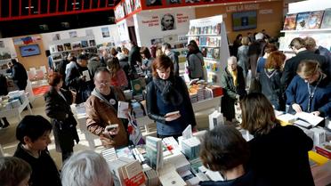 Des visiteurs au stand russe du Salon du Livre de Paris, le 16 mars 2018 au Parc des Exposition à Paris [PATRICK KOVARIK / AFP]
