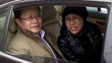 Liu Xia (c), l'épouse du prix Nobel de la paix emprisonné Liu Xiaobo, et Mo Shaoping (g), avocat de Liu Hui, arrivent le 23 avril 2013 à un tribunal de Pékin  [ / AFP/Archives]