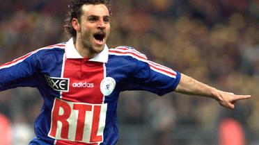 Photo d'archives du 2 mai 1998 montrant l'attaquant italien du Paris Saint Germain Marco Simone revêtu de son maillot RTL [Patrick Kovarik / AFP/Archives]