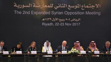 Le ministre saoudien des Affaires étrangères Adel al-Jubeir (3e à droite), et le représentant spécial de l'Onu pour la Syrie, Staffan de Mistura (C), lors de discussions avec l'opposition syrienne à Ryad, le 22 novembre 2017 [FAYEZ NURELDINE / AFP]