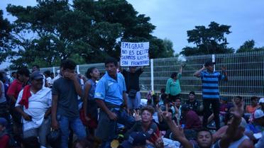Des migrants honduriens en route vers les Etats-Unis se reposent à la fontière avec le Mexique, le 19 octobre 2018 à Tecun Uman, au Guatemala [JOHAN ORDONEZ / AFP]