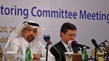Le ministre saoudien de l'énergie Khaled al-Faleh et son homlogue russe Alexander Novak lors d'une réunion à Djeddah, en Arabie Saoudite, le 20 avril 2018 [Amer HILABI / AFP]