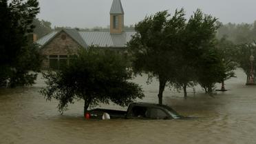 Une voiture submergée par les inondations causées par la tempête Harvey le 28 août 2017 à Houston [MARK RALSTON / AFP]