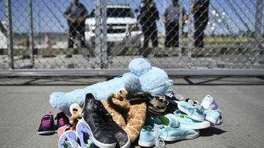 Des chaussures d'enfants disposées devant le poste-frontière de Tornillo près d'El Paso, aux Etats-Unis, lors d'un rassemblement contre les séparations de familles de migrants, le 21 juin 2018 [Brendan Smialowski / AFP]