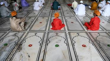 Distanciation physique lors de la prière du vendredi dans une mosquée de New Delhi, le 31 juillet 2020 [Prakash SINGH / AFP]