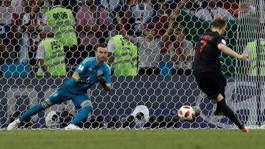 Le milieu de terrain Ivan Rakitic décisif aux tirs au but lors de la qualification de la Croatie en demi finale du Mondial le 7 juillet 2018 [Adrian DENNIS / AFP]