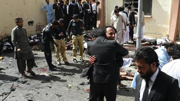 Des avocats pakistanais sur les lieux d'un attentat à Quetta, dans le sud-ouest du Pakistan, le 8 août 2016 [BANARAS KHAN / AFP]