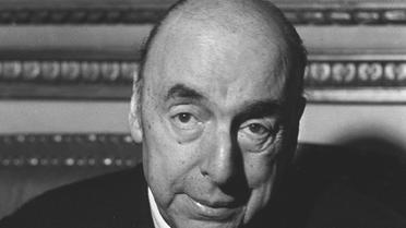 Photo datée du 21 octobre 1971 de l'écrivain, poète et diplomate chilien, Pablo Neruda. Alors ambassadeur du Chili en France, le poète répond aux questions des journalistes à l'ambassade chilienne, après avoir reçu le Prix Nobel de Littérature 1971. [STF / AFP/Archives]