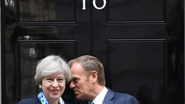 Le Première ministre britannique Theresa May (g), et le président du Conseil européen Donald Tusk, au 10 Downing Street à Londres le 6 avril 2017 [Justin TALLIS / AFP]