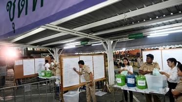 Décompte des bulletins de vote aux législatives, le 24 mars 2019 à Bangkok, en Thaïlande [Ye Aung THU / AFP]