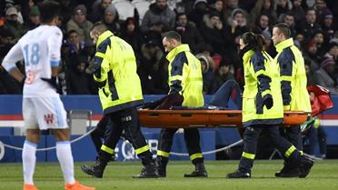 L'attaquant vedette du PSG Neymar, touché à une cheville, sort sur une civière lors du "clasico" contre Marseille, au Parc des Princes, le 25 février 2018    [GERARD JULIEN / AFP]