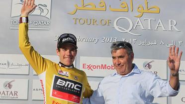 L'Américain Brent Bookwalter avec le maillot or de leader du Tour du Qatar, accompagné d'Eddy Merckx, le 4 février 2013 à Doha [Karim Jaafar / AL-WATAN DOHA/AFP/Archives]
