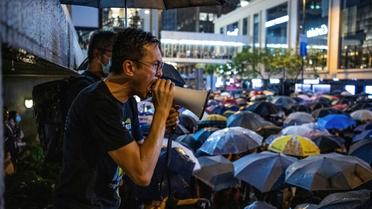 Un homme harangue la foule lors d'une manifestation dans le centre-ville de Hong Kong, le 2 août 2019 [Laurel Chor / AFP]
