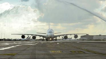 Image tirée d'une vidéo d'Air France, le 26 juillet 2020, d'un Airbus A380 recevant un dernier "water salute" à l'aéroport de Roissy-Charles-de-Gaulle [- / AIR FRANCE/AFP]