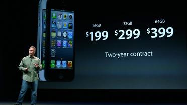 Le groupe informatique américain Apple a dévoilé mercredi la très attendue nouvelle version de son téléphone multifonctions, l'iPhone 5, plus léger et disposant d'un écran plus large. [GETTY IMAGES NORTH AMERICA]