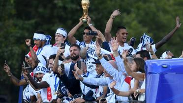 Les Bleus champions du monde descendent les Champs-Elysées à bord d'un bus à impériale, le 16 juillet 2018 [Eric FEFERBERG / POOL/AFP]