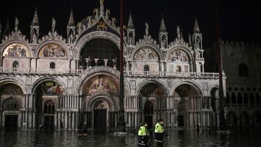 Des secouristes sur la place Saint-Marc inondée, le 12 novembre 2019 à Venise [Marco Bertorello / AFP]