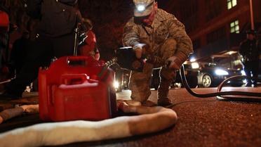 Un agent de la Garde nationale remplit des bidons d'essence à New York, le 3 novembre 2012 [Allison Joyce / Getty Images/AFP]