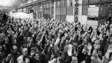 Les ouvriers de l'usine Citroen de la Place Balard à Paris votent la reconduction de la grève le 24 mai 1968 [JACQUES MARIE / AFP/Archives]