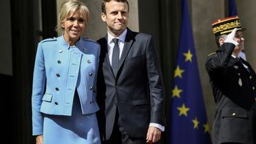 Le président français Emmanuel Macron et son épouse Brigitte Macron devant l'Elysée à Paris, le 14 mai 2017 [STEPHANE DE SAKUTIN / AFP]
