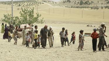 Des familles syriennes qui fuient l'assaut lancé par les forces arabes et kurdes contre le groupe Etat islamique à Minbej, arrivent dans un campement à 20 kms de la ville le 4 juin 2016  [Delil Souleiman / AFP]