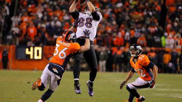 Le joueur des Ravens Dennis Pitta (au centre) tente de capter le ballon en dépit de la défense des Denver Broncos lors d'un match de la NFL le 12 janvier 2013 [Doug Pensinger / AFP/Getty Images]