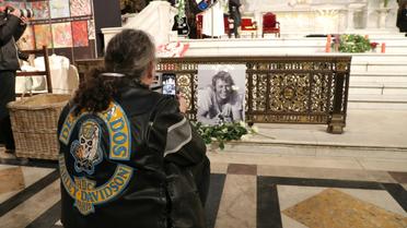 Un fan prend une photo de l'autel durant une messe hommage à Johnny Hallyday, le 9 décembre 2018 à Paris [JACQUES DEMARTHON / AFP]