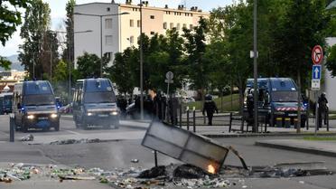 Des gendarmes devant les dommages suites aux incidents qui ont éclaté à Dijon, le 15 juin 2020 [Philippe DESMAZES / AFP]