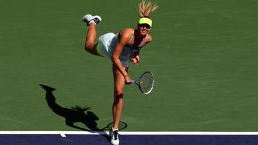La Russe Maria Sharapova au service en finale du tournoi d'Indian Wells face à la Danoise Caroline Wozniacki, le 17 mars 2013 [Matthew Stockman / Getty Images/AFP]