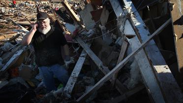 Un habitant de Moore dans les décombres de sa maison le 21 mai 2013 après le passage de la tornade dans la banlieue d' Oklahoma City [Scott Olson / AFP/Getty Images]
