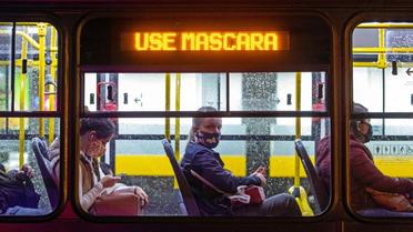 Ce bus de Curitiba (Brésil) appelle au port du masque, le 22 mai 2020 [DANIEL CASTELLANO / AFP]