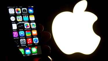 Un smartphone iPhone présenté devant le logo d'Apple le 30 janvier 2015 à Lille [Philippe HUGUEN / AFP/Archives]