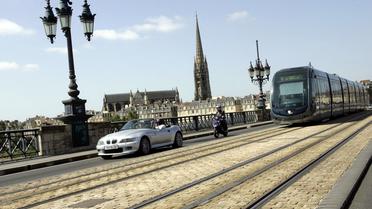 Le tramway sur le pont de Pierre, à Bordeaux le 2 juillet 2005 [Derrick Ceyrac / AFP/Archives]