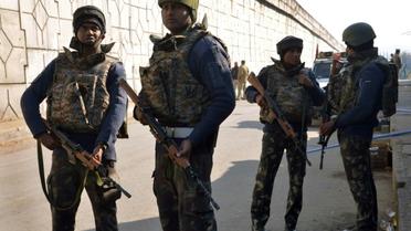 Des forces de sécurité indiennes montent la garde sur une route menant à la base aérienne de Pathankot le 2 janvier 2016 [NARINDER NANU / AFP]