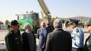 Le président iranien Hassan Rouhani et le ministre de la Défense Hossein Dehghan devant le nouveau missile de défense Bavar 373 le 21 août 2016 à Téhéran [HO / IRANIAN PRESIDENCY/AFP/Archives]