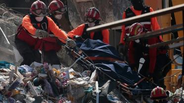 Un corps extrait des décombres le 20 avril 2016 à Manta [Juan Cevallos / AFP]