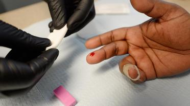 Une femme effectue un test HIV [Kevork Djansezian / Getty Images/AFP/Archives]