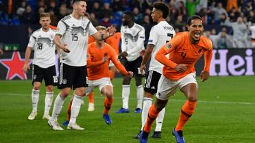 Le défenseur Virgil van Dijk (d) vient d'égaliser (2-2) pour les Pays-Bas contre l'Allemagne en Ligue des nations le 19 novembre 2018 à Gelsenkirchen [John MACDOUGALL / AFP]