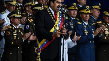 Le président vénézuélien Nicolas Maduro (c) le 4 août 2018 à Caracas lors d'une cérémonie militaire au cours de laquelle il est sorti indemne d'un attentat aux drones [Juan BARRETO / AFP]
