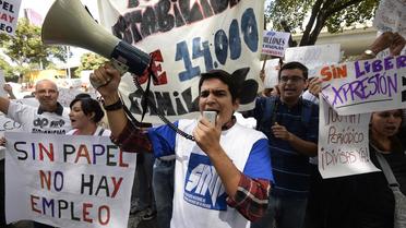 Des employés de journaux manifestent à Caracas pour demander du papier, le 28 janvier 2013 [Juan Barreto / AFP]