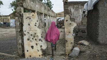 Une fille marche sur un site bombardé à Rann près de la frontière camerounaise le 29 juillet 2017 [STEFAN HEUNIS / AFP/Archives]