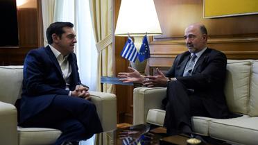 Le premier ministre grec Alexis Tsipras et le commissaire européen aux Affaires économiques Pierre Moscovici, le 8 février 2018 à Athènes [ANGELOS TZORTZINIS / AFP/Archives]