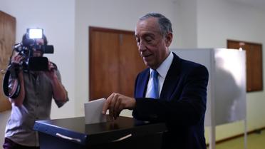 Le candidat de la droite, Marcelo Rebela de Sousa, vote à la présidentielle, le 24 janvier 2016 à Celorico de Basto, dans le nord du Portugal [FRANCISCO LEONG / AFP]